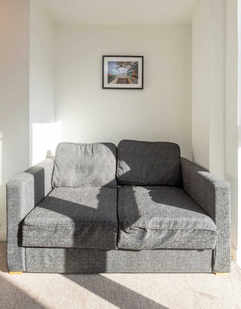 Bright & Airy 1 Bedroom Apartment in Trendy Peckham