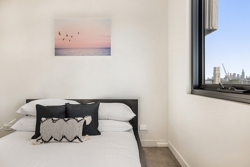Comfy 2-bed Balcony Unit Near Chapel St