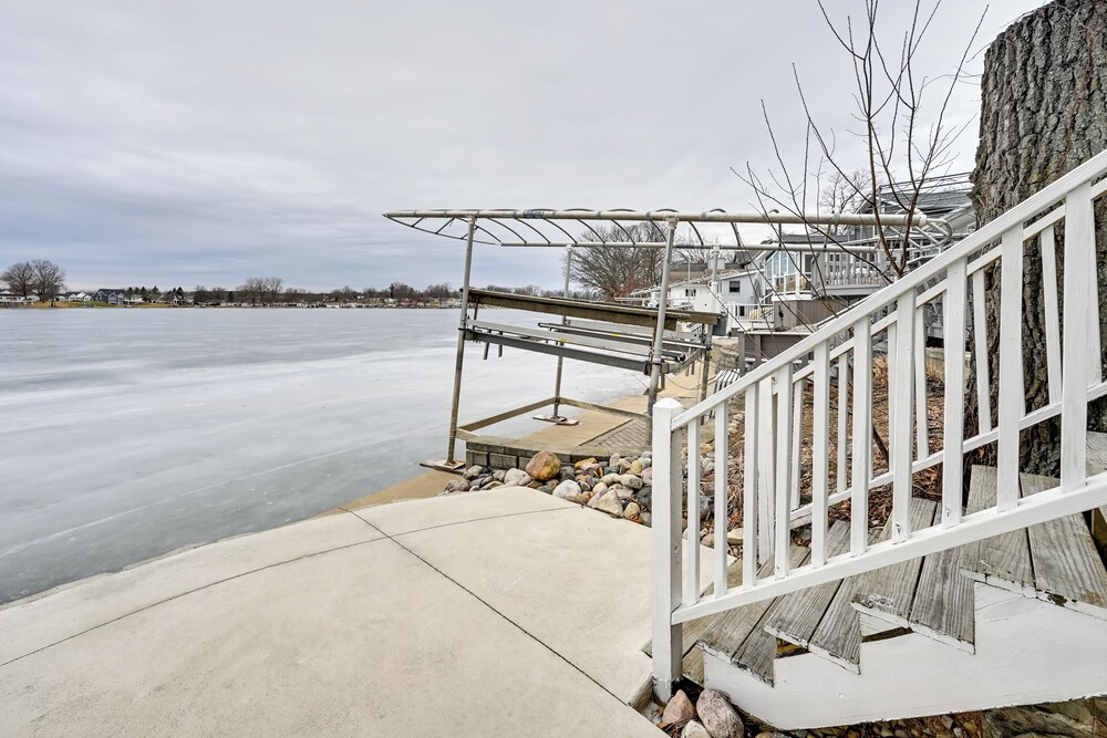 Hot Tub & Dock: Waterfront Lake Hamilton Home