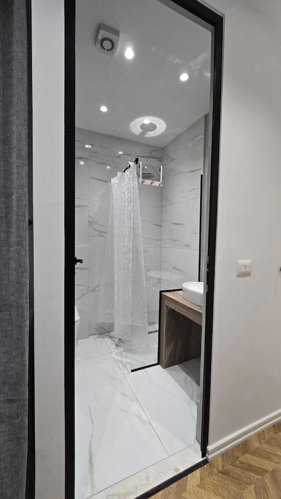 Tirent Apartment-Modern 1-Bedroom Stay Near Liqeni i Thatë