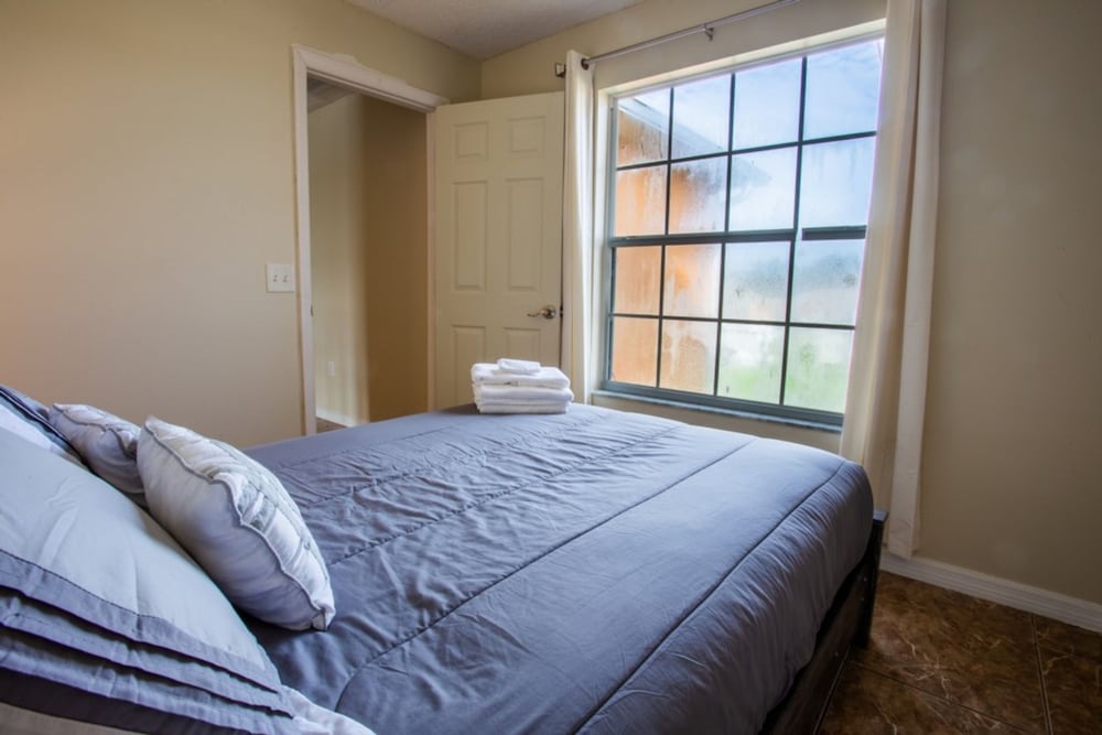 Cheerful 5 bed - 4 Bath Spacious Home