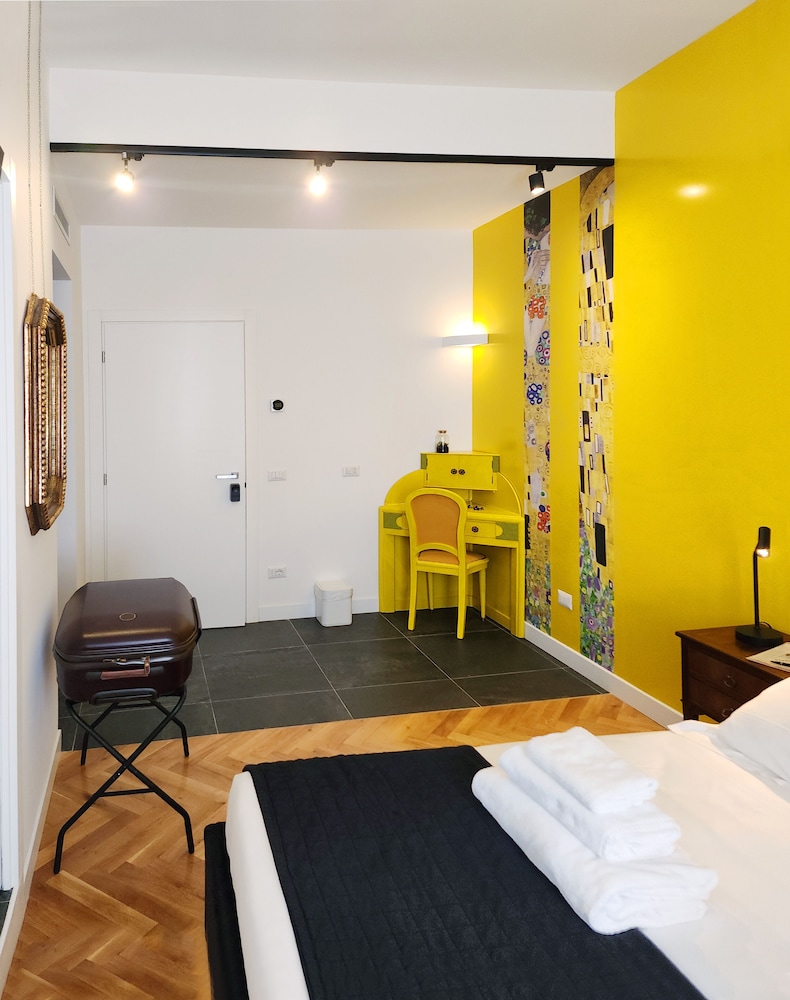 Prisma Rooms