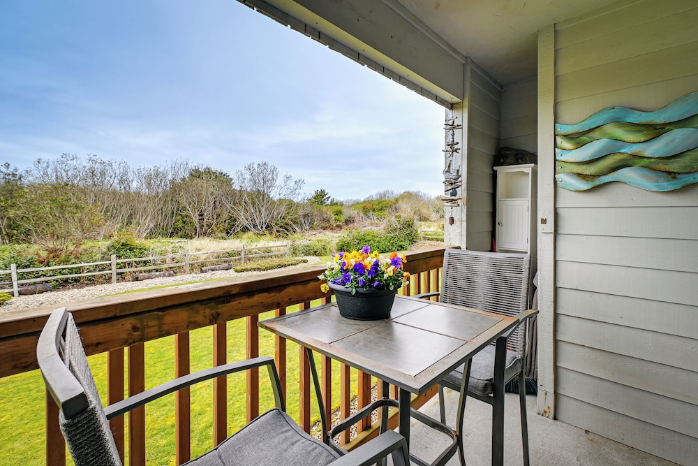 Ocean Shores Condo w/ Balcony < 1 Mi to Beach! view 3