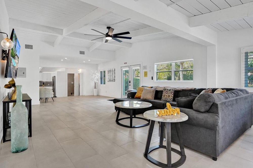 New Pool House 3-bedroom Home Victoria Park