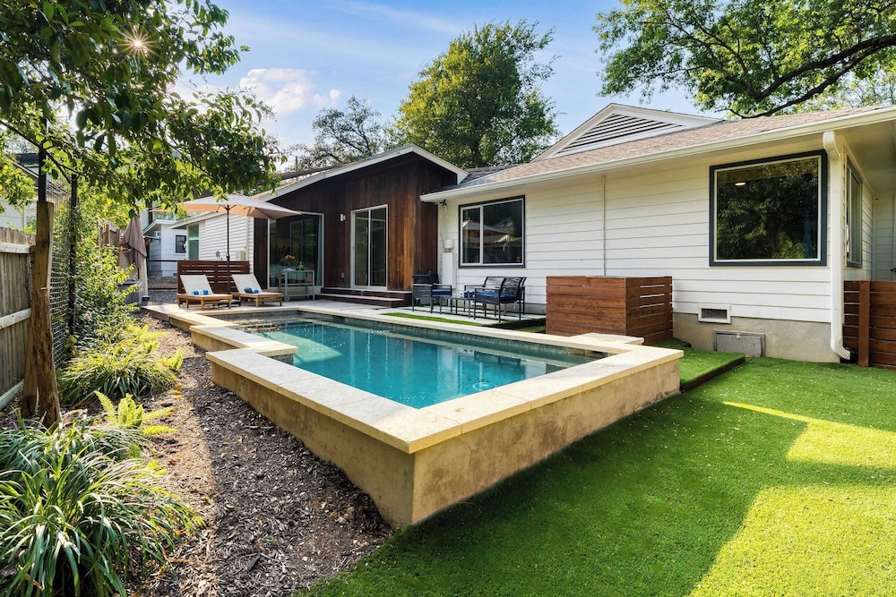 Modern Austin Home w/ Pool, Putting Green & Coffee Nook Townes Retreat by Avantstay