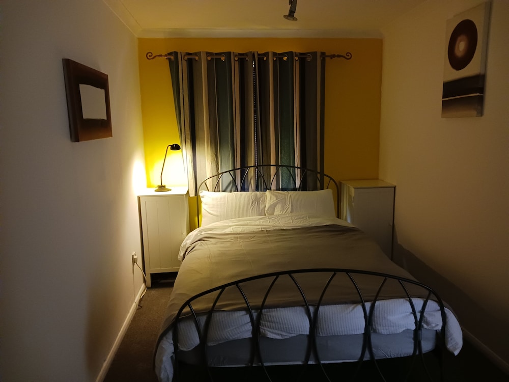 Cosy 1-bed Apartment in Swindon, Private Parking view 4
