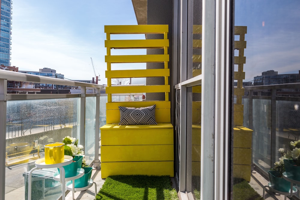 QuickStay - Sunlit Luxury Loft on King West - Image 2