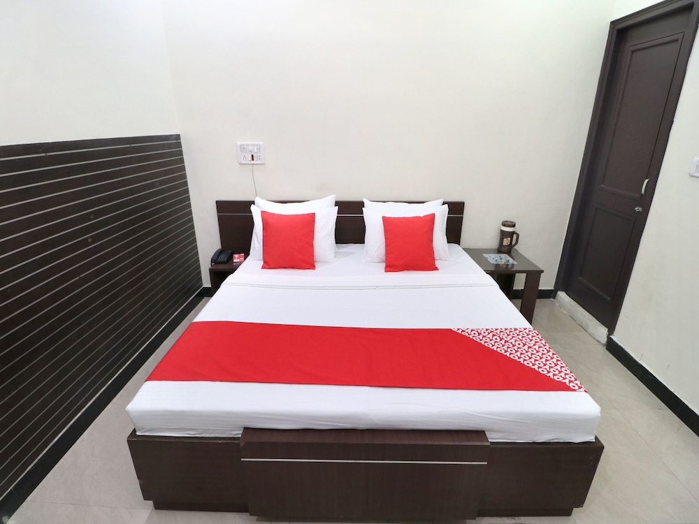 OYO 14860 Hotel Silver Star