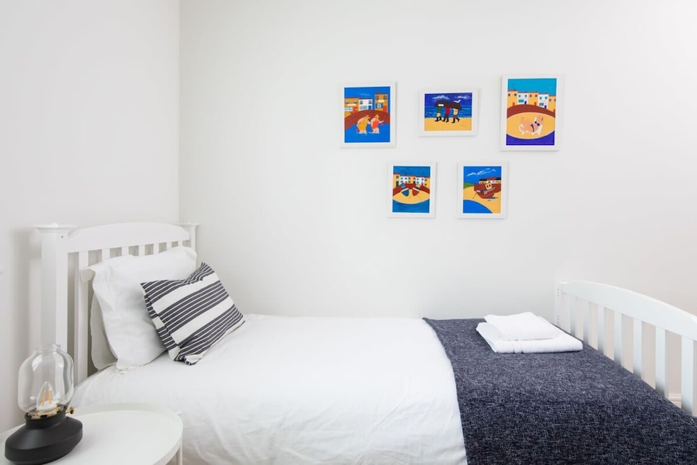 Superior House for 6 Near Beach w Parking Garden view 5