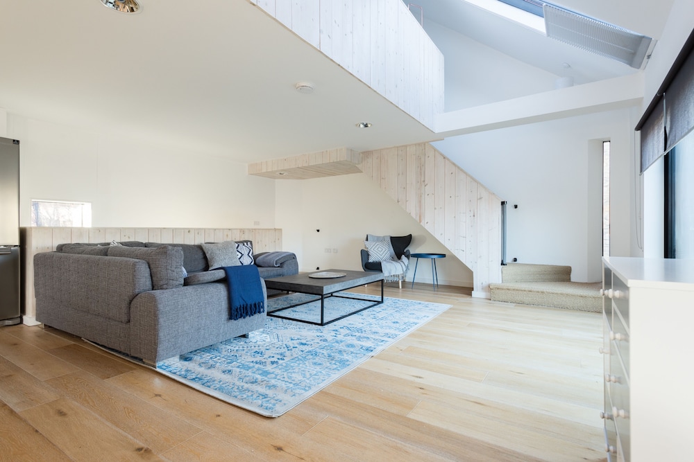 The Cliffside Loft - Distinctly Modern 3BDR Riverside Home