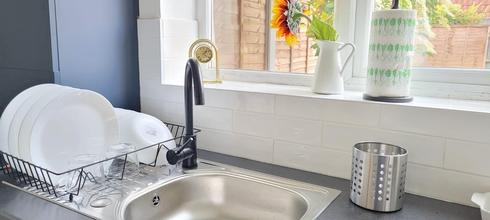 Dagenham - House - Sleeps 4 - Garden - City Centre