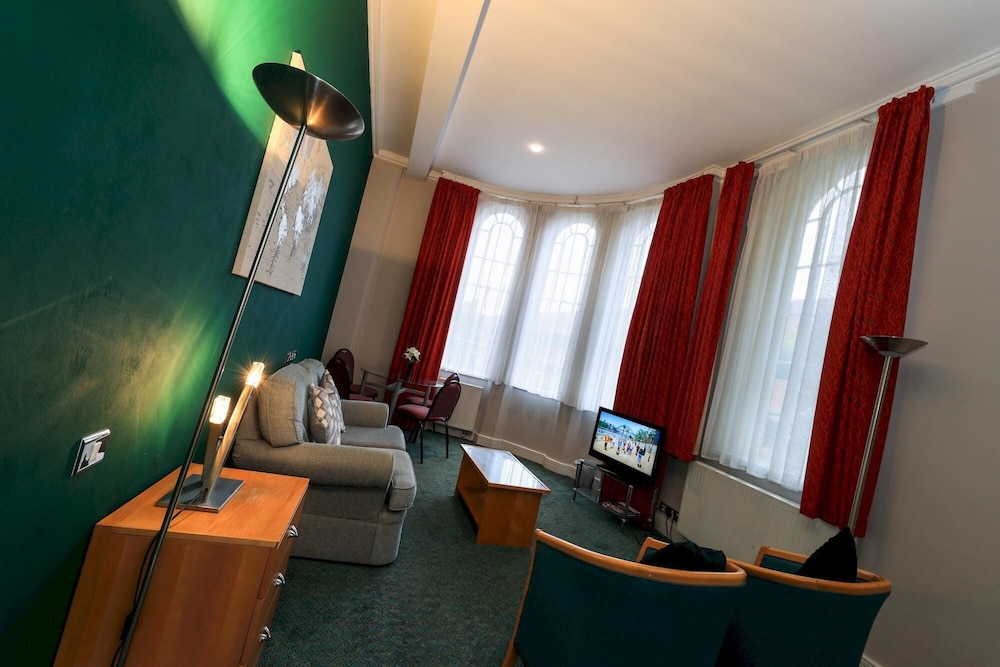 Historic Building Large Central 2 Bedroom Apartment Sleeps 6 view 2