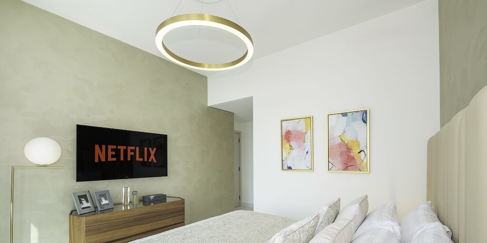 LUX The Marina Vista Beachfront Suite 3