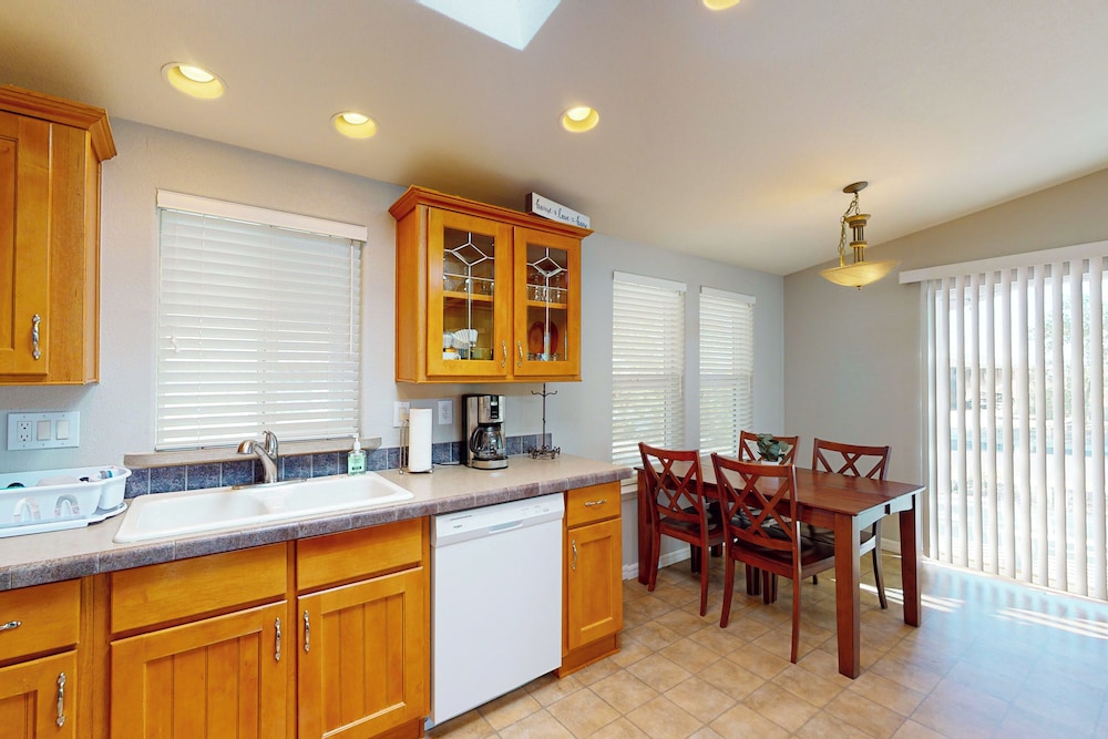 Exclusive 3BR w/ Pool, Hot Tub, W/d, & Clubhouse