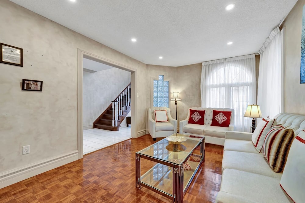 Mississauga Retreat Your Spacious 5-bedroom Home
