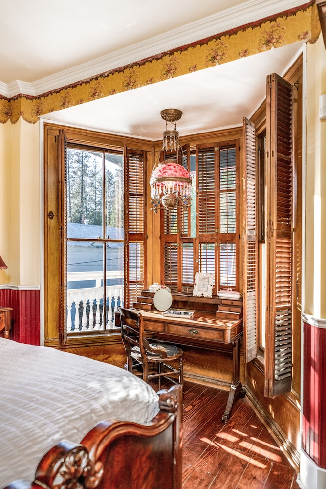 The Dutch Flat Hotel