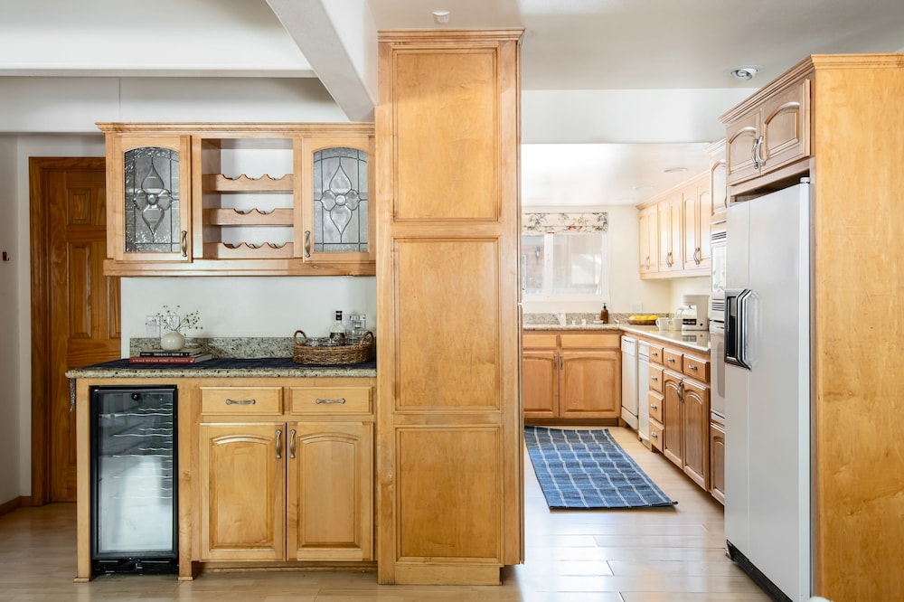 Hartwood by Avantstay Cozy Big Bear Abode w/ Spacious Deck & Stone Fireplace view 3