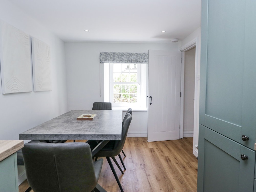 Riverside Cottage No 4