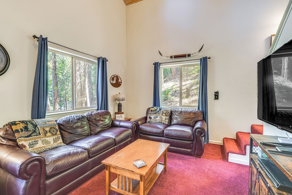 Hike, Swim, Golf: Family Retreat in Arnold!