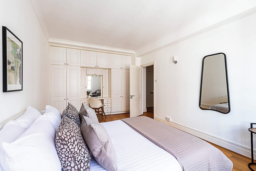 Modern 2 Bedroom Flat Near Queensway