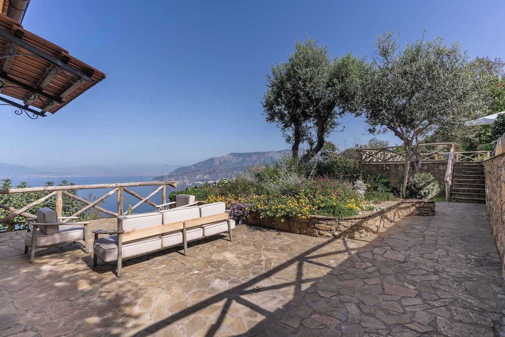 Giulia 3 Villa Apartment Shared Pool Sea Views