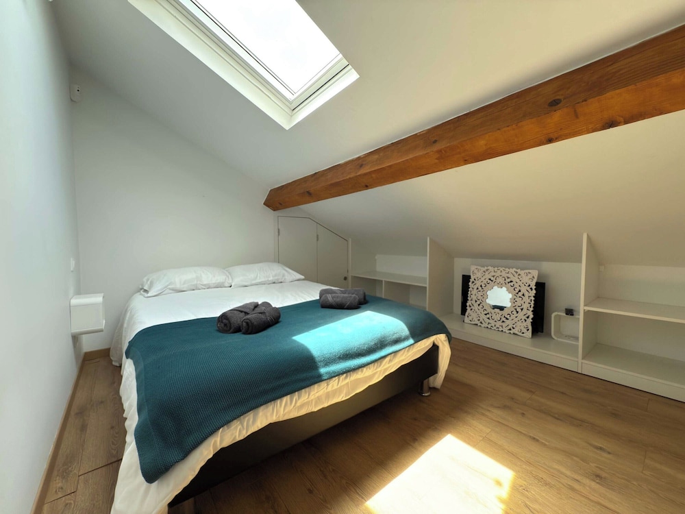 Coastal Comfort - Large Home Near Sea