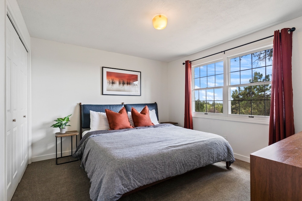 Serenity On 6th 30 Day Minimum 4 Bedroom Home by RedAwning