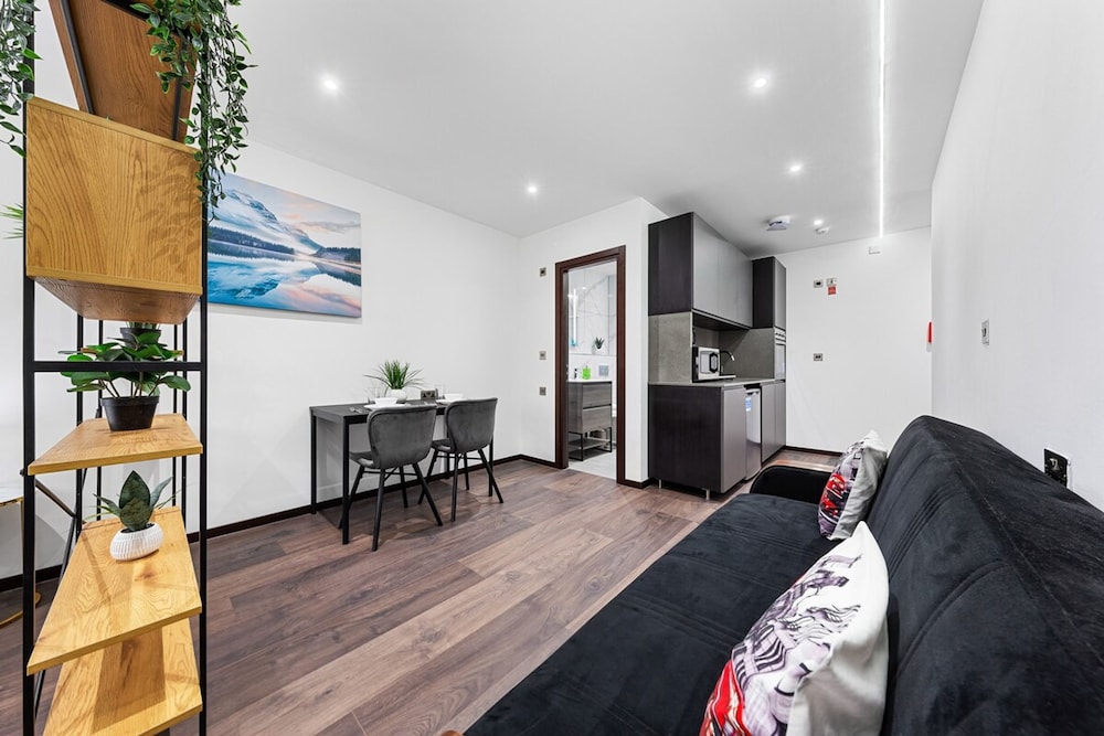 Bright Studio Retreat in Golders Green