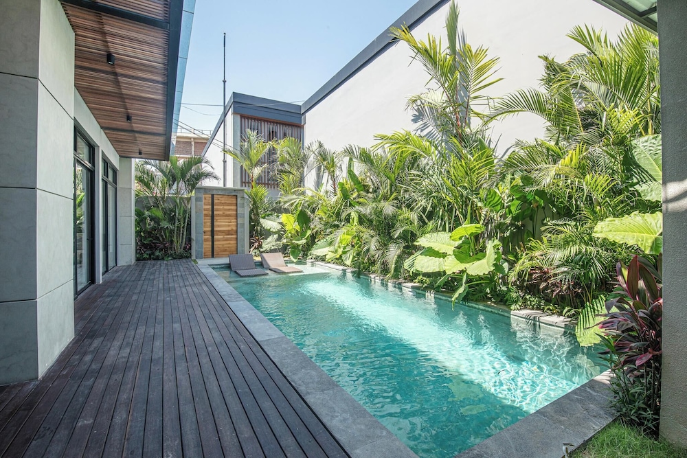 Tropical Elegance 5BR Canggu Villa Near Beach