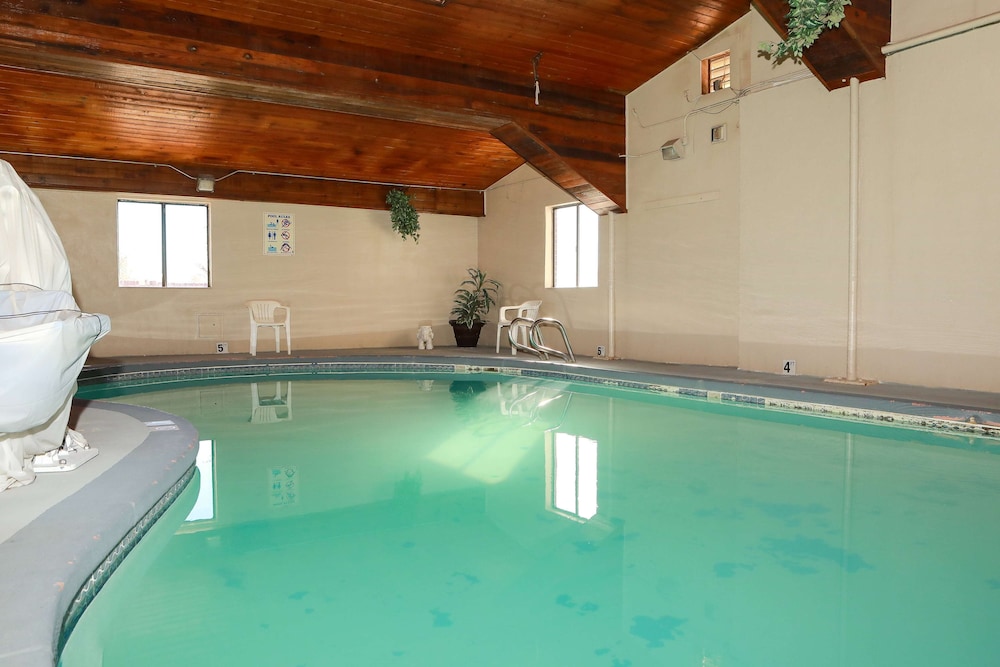 Gallup Vacations - Super 8 by Wyndham Gallup - Property Image 3
