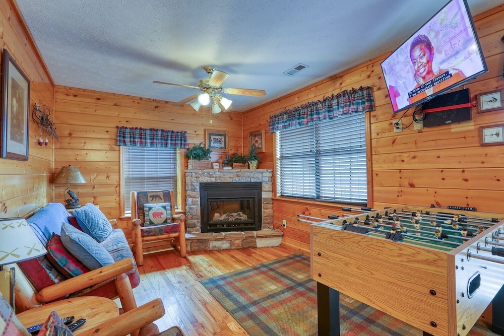 An Amazing View - 4 Bedrooms, 3.5 Baths, Sleeps 10 Cabin by RedAwning