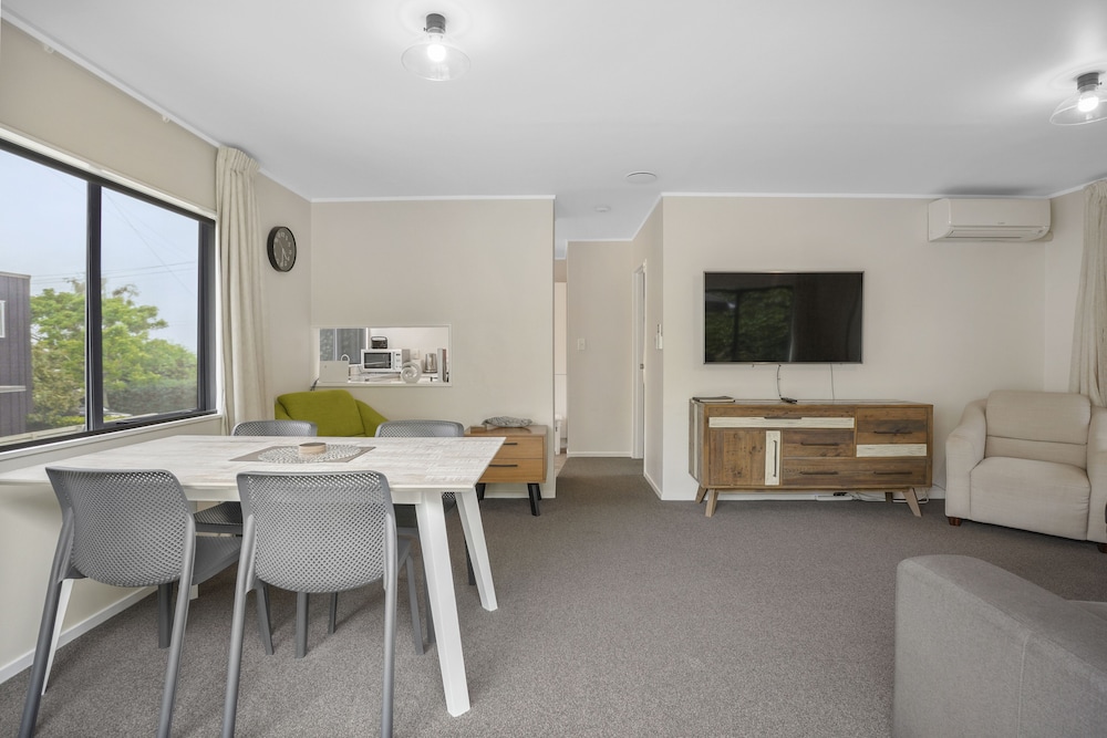 Modern Central Home - Parking & Aircon view 5