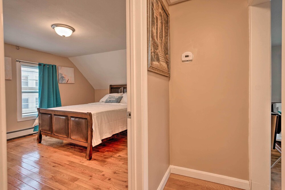 Cozy Third-story Apartment in Dtwn Brockton!