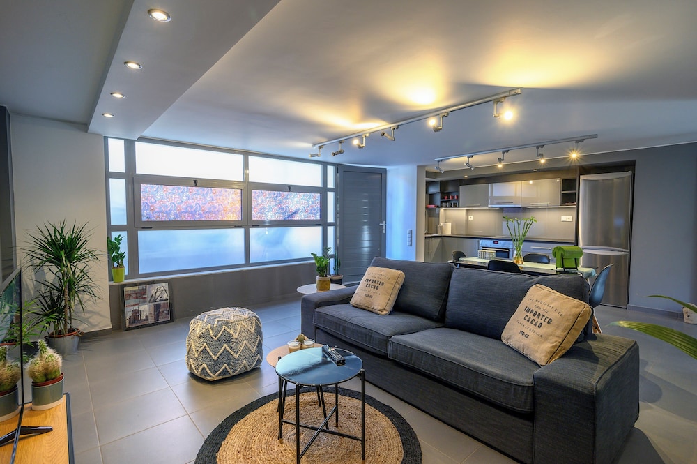 Gazi Metro APT Urban Balcony Oasis