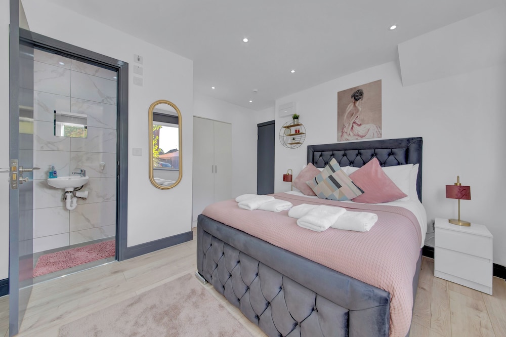 Immaculate 1-bed Studio in Feltham Heathrow London