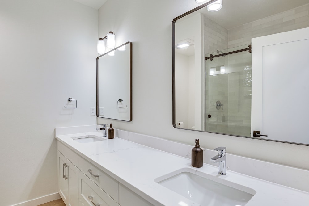 Walk to Beaches: Modern Townhome in Lincoln City!