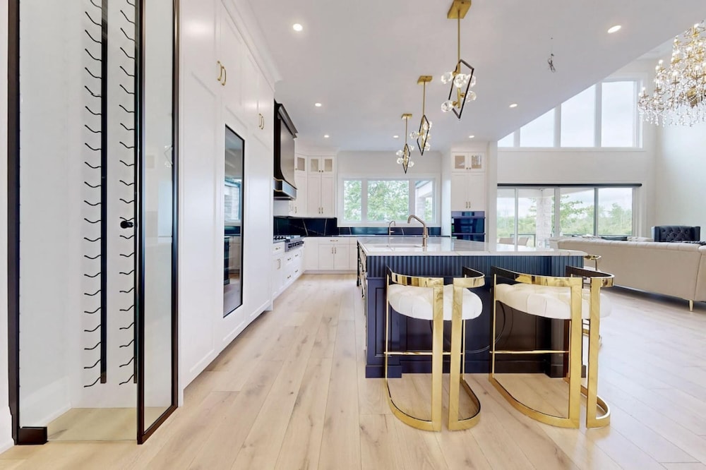 Lucky Mansion Luxury Villa in Fort Erie