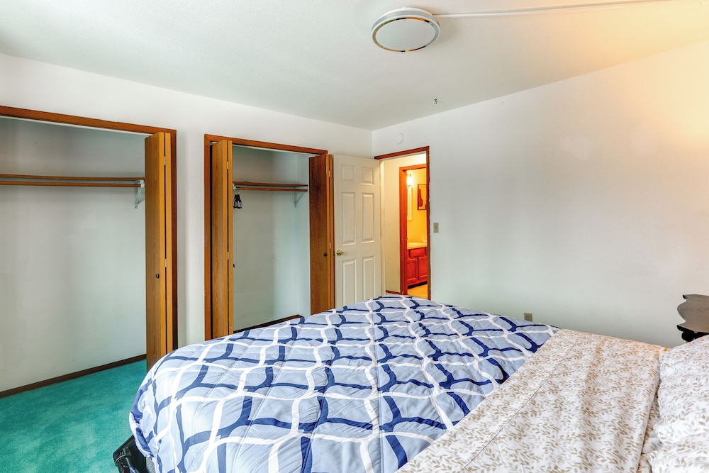 Near Dtwn & Pioneer Park: Fairbanks Home w/ Deck!