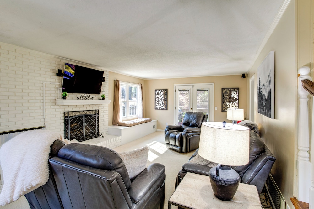 Near Lake Murray: Family Getaway w/ Screened Porch