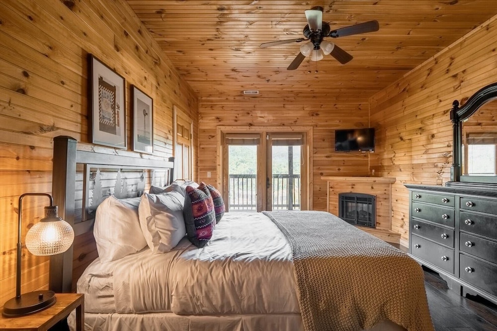 Hickory Ridge by Avantstay Sleeps 20! Incredible Private Elevated Cabin view 5