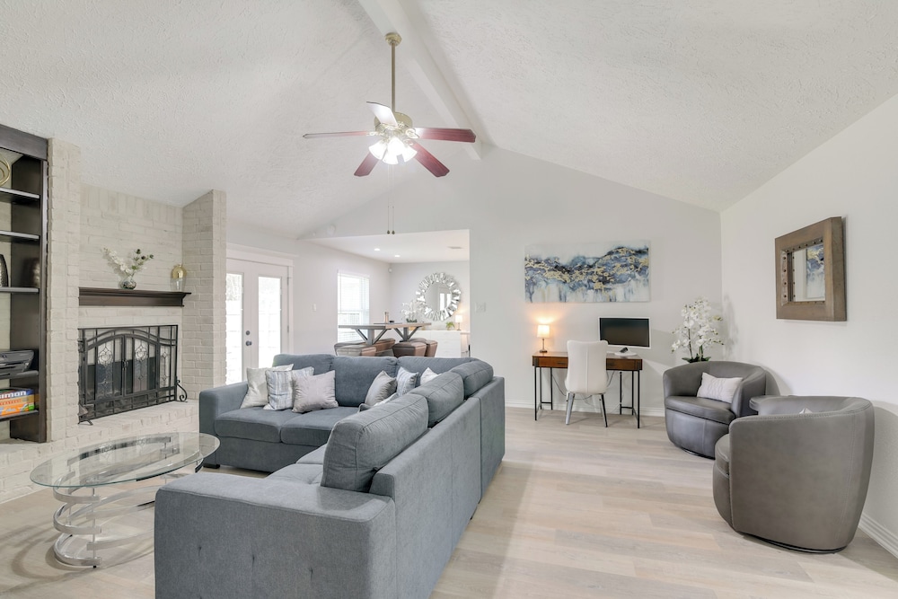 Golf & Get Outside - Family Home in Houston!