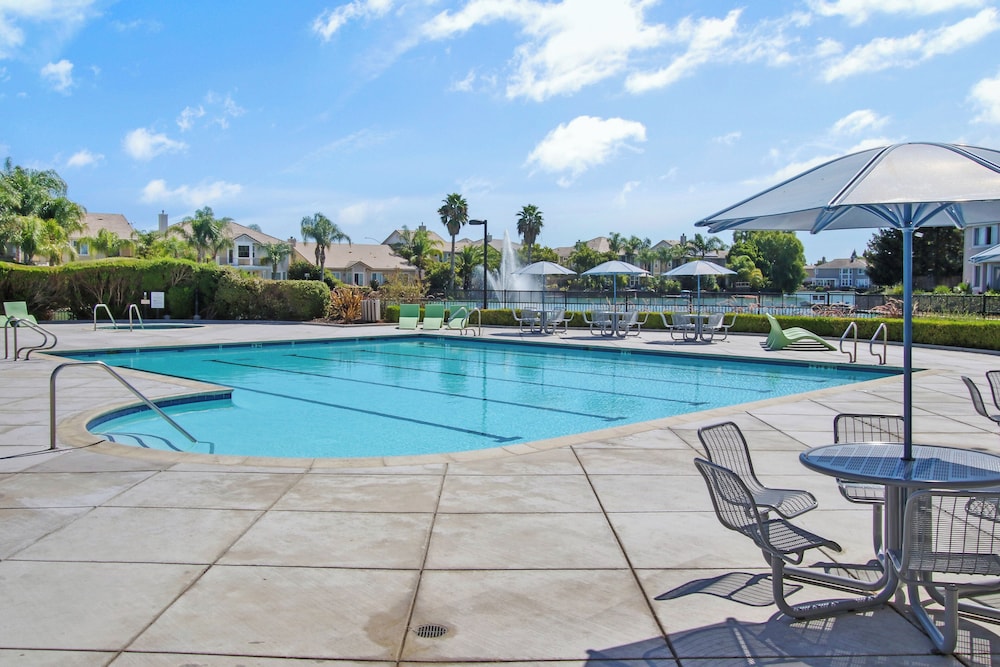 3 Mi to Main St Tracy: Homey Retreat w/ Game Room!
