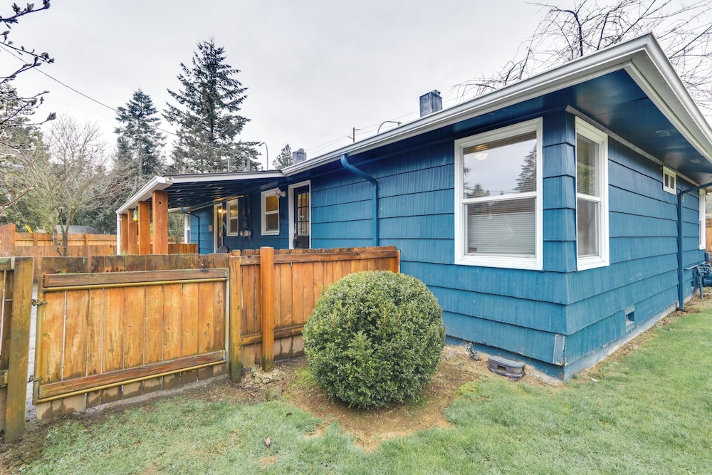 5 Mi to Oregon Zoo: Apartment w/ Private Yard
