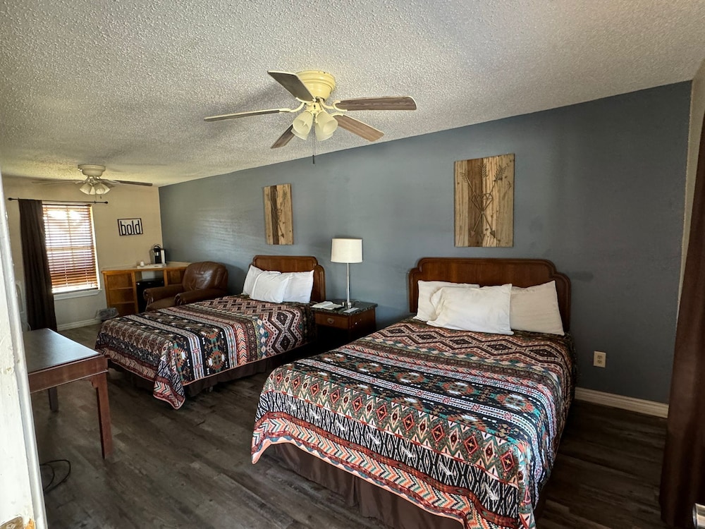Four Horsemen Hotel - Property Image 4