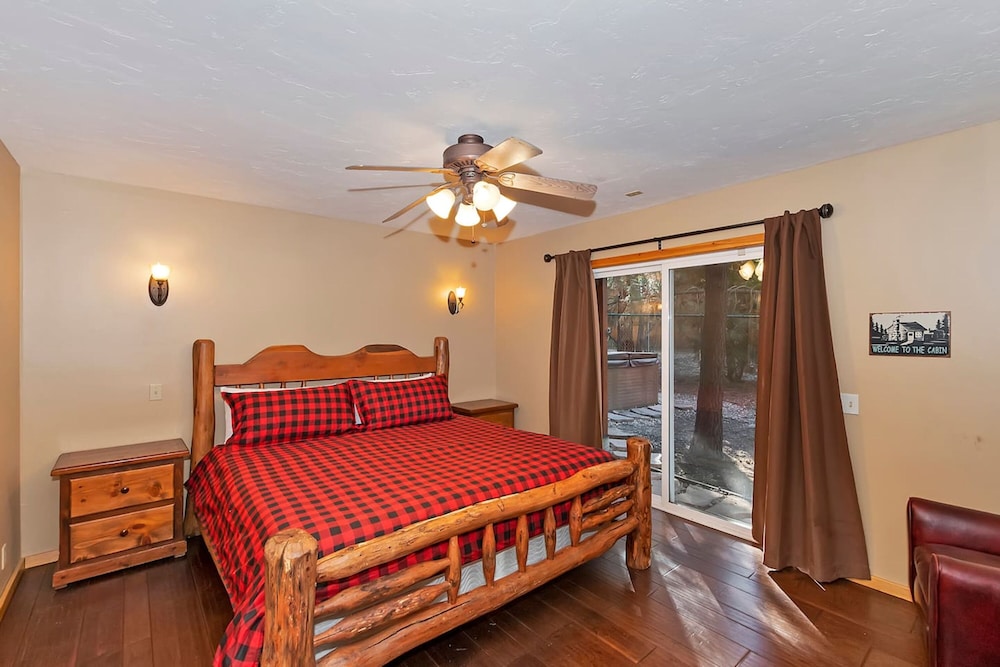 Big 10 Luxury Cabin with HotTub