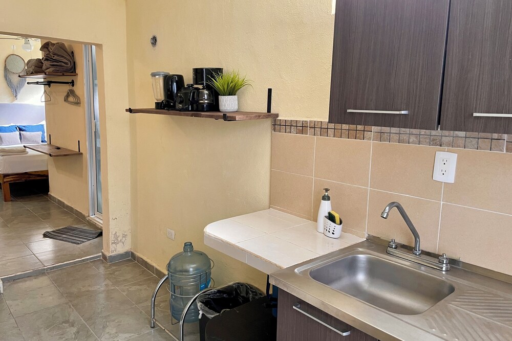 Downtown private Apartment w Kitchen
