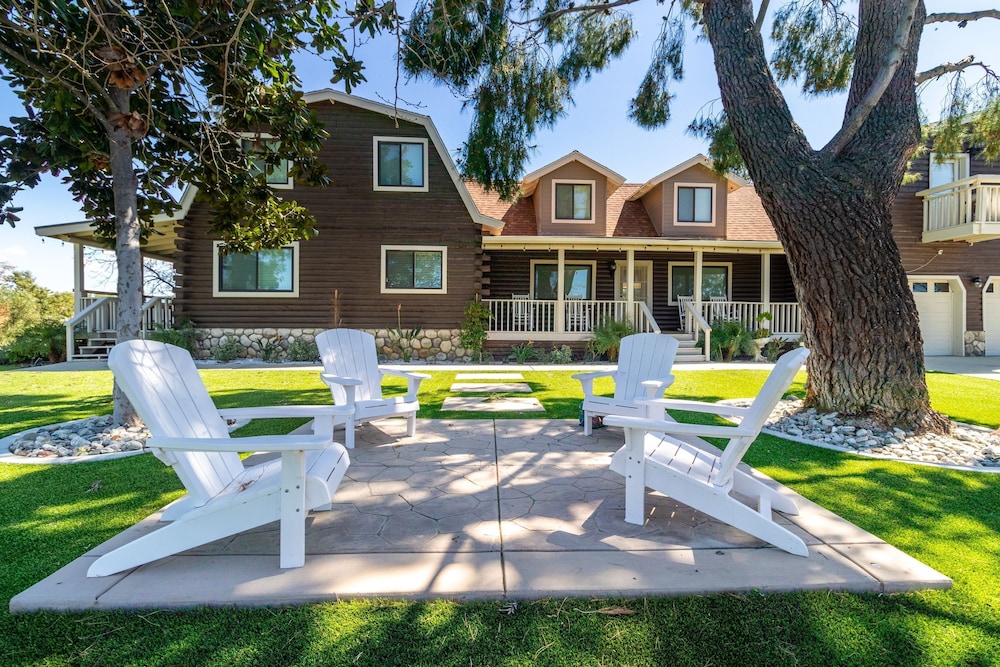 Chateau Syrah by Avantstay Picturesque Estate w Pool Hot Tub Pool Table Table Tennis New Pickleball Court Basketball Hoop