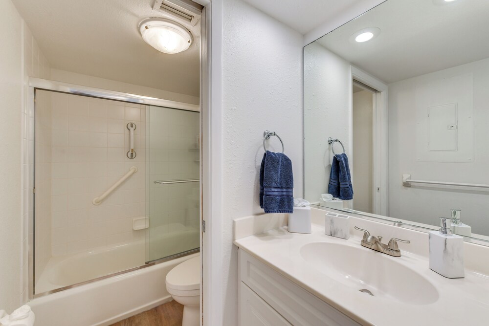 Beachfront Condo w/ Balcony on Manasota Key