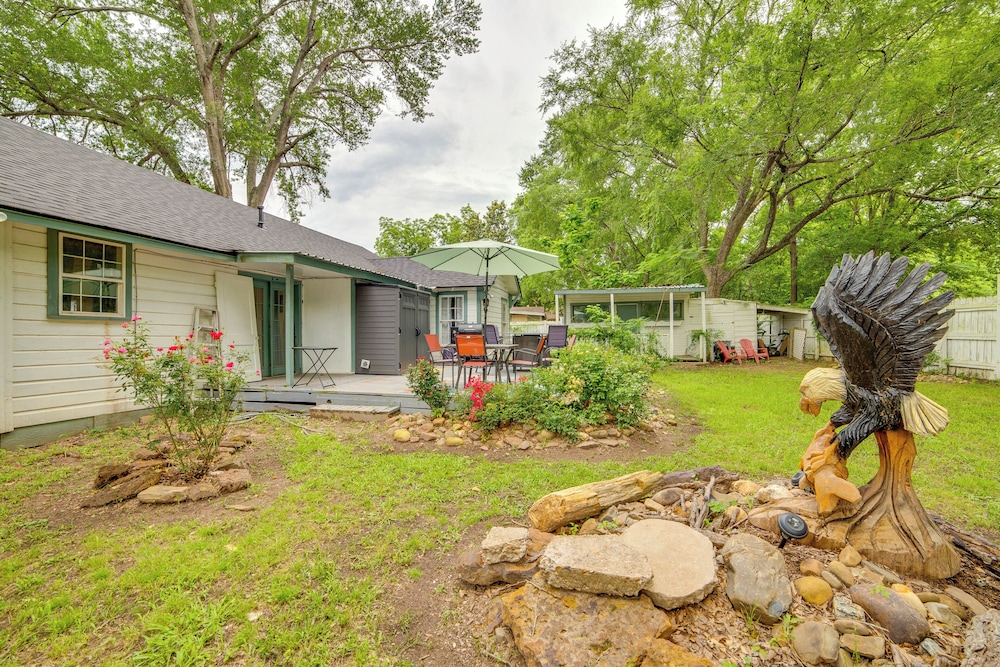 7 Mi to Lake Fork: Cottage w/ Deck in Quitman