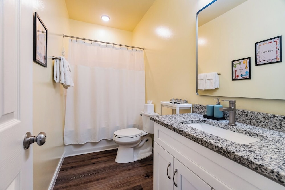 Family-friendly 3BR w/ Hot Tub & Games